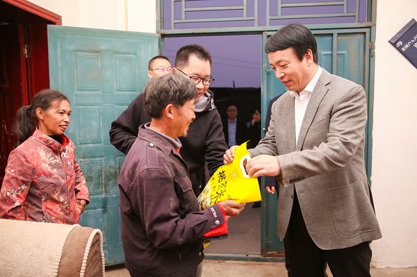 中國華融黨委副書記、監(jiān)事長胡建忠一行赴四川宣漢縣調(diào)研督導扶貧工作